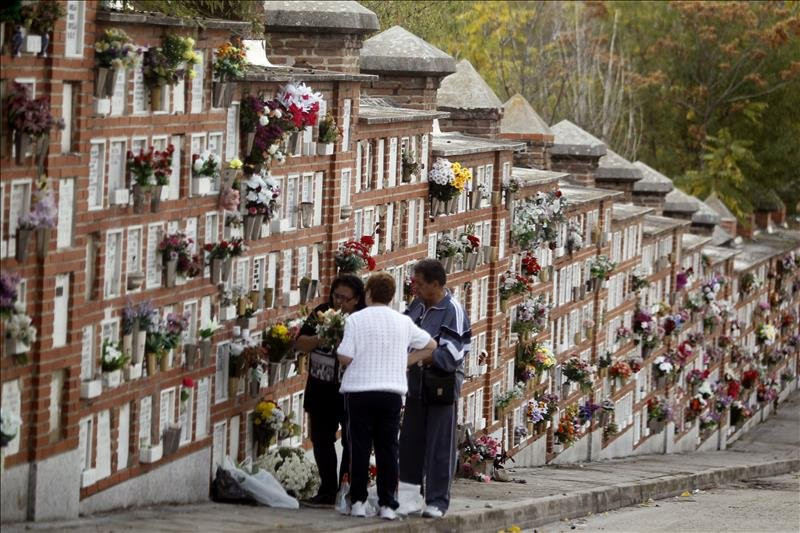 Medio millón de personas recuerda a sus allegados en cementerios de capital