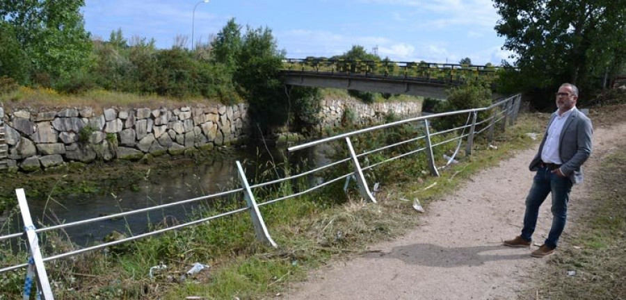 Cambre denuncia el robo de parte de la barandilla que recorre el paseo del río Mero