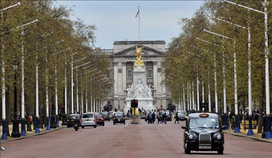 Detenido un hombre que intentaba entrar en Buckingham Palace con un cuchillo