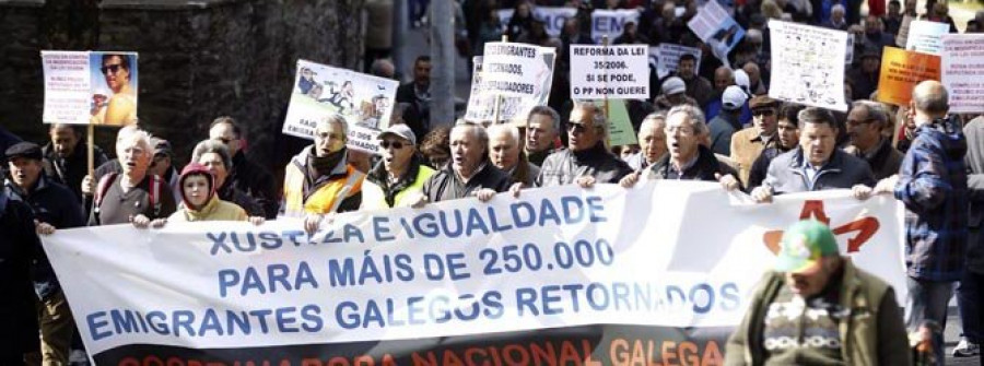 Centenares de emigrantes retornados rodean la Xunta para pedir “justicia e igualdad”