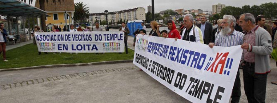 Decenas de vecinos sacan a la calle sus demandas para la mejora de O Temple