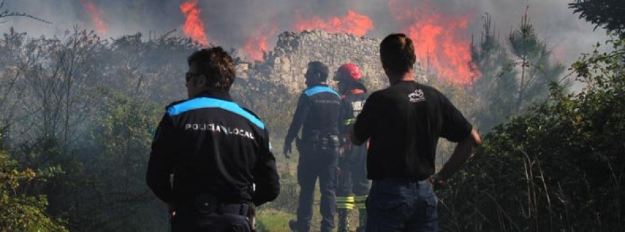 Un grave incendio pone en peligro las viviendas de una parroquia cercana a Vilagarcía