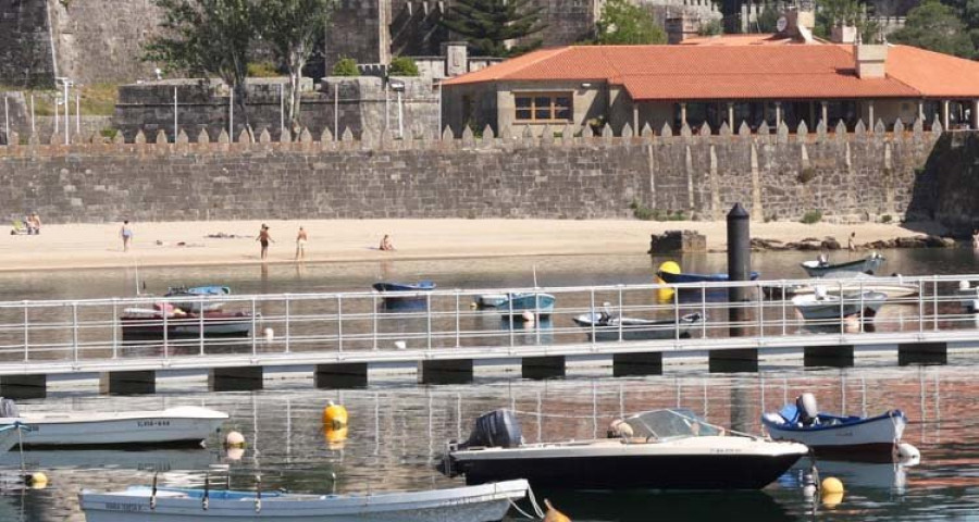 Un marinero fallece en Baiona tras engancharse en las redes y caerse al agua mientras faenaba