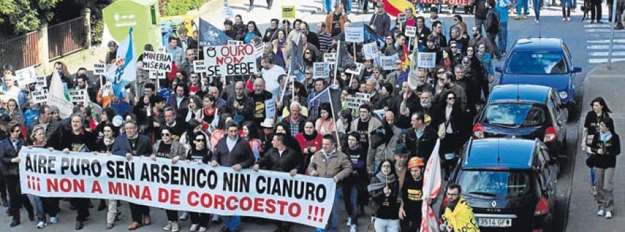 Más de un millar de personas muestran en Carballo su rechazo a la mina de oro