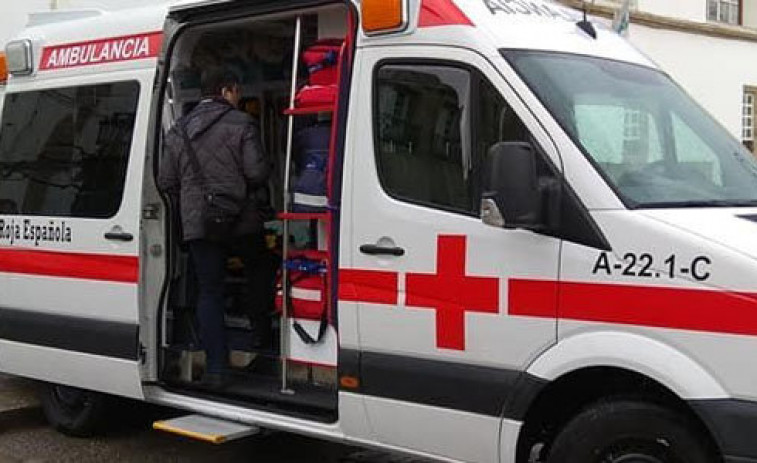 Una farola cae sobre dos coches en A Coruña tras ser embestida por una ambulancia