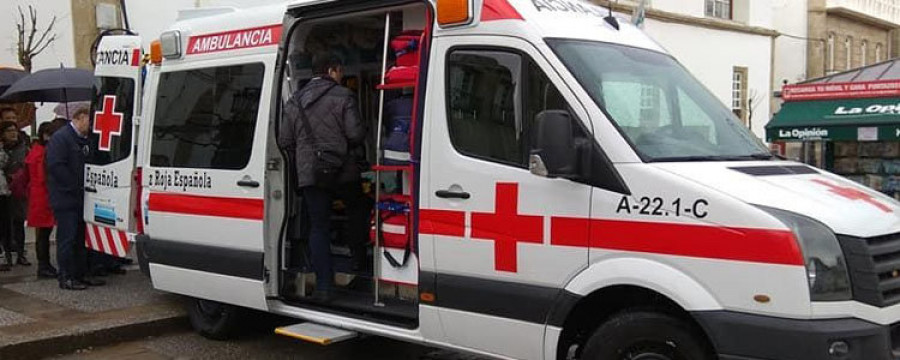 Una farola cae sobre dos coches en A Coruña tras ser embestida por una ambulancia