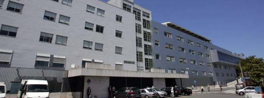 Agrede a un agente de seguridad del Chuac en un intento de  no dejar el hospital