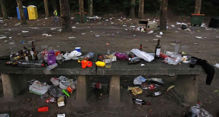 La primera jira deja toneladas de basura 
y obliga a prolongar varios días la limpieza
de Os Caneiros