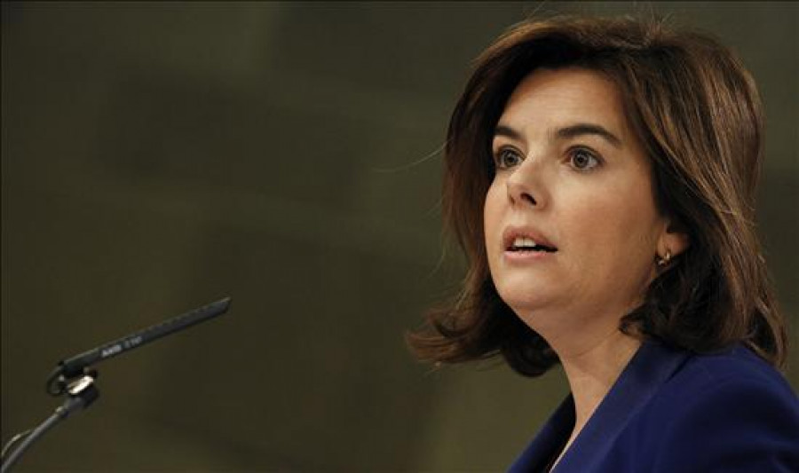 Sáenz de Santamaría acusa al PSOE de ignorar antes los problemas y sobreactuar ahora