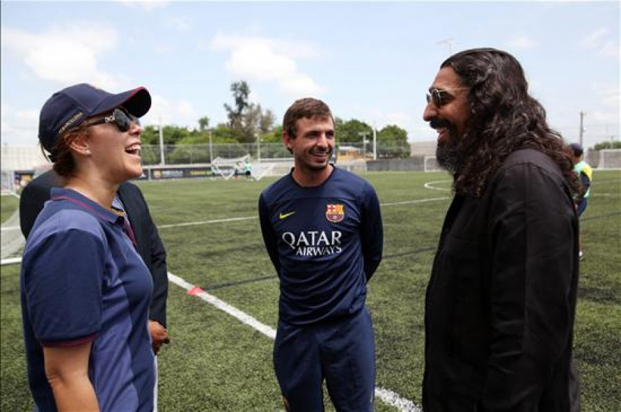 El Cigala visita la escuela del FC Barcelona en Santo Domingo y anima a los niños