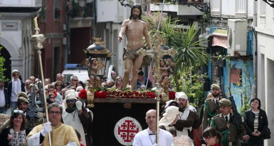 La procesión de Jesús Resucitado cierra con aire festivo una Semana Santa de buenas temperaturas
