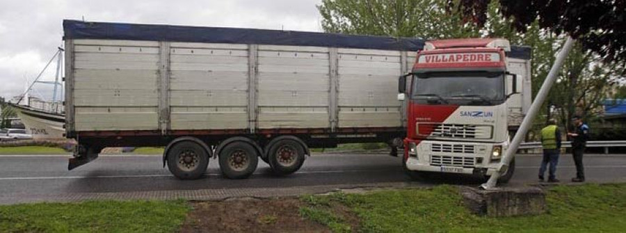 La salida de vía de un camión corta  al tráfico el desvío  a San Cristóbal