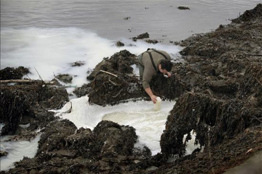 Expertos investigan el origen de un vertido al mar en Pontedeume