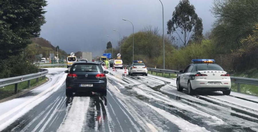 Casi una treintena de coches sufren accidentes por las fuertes granizadas