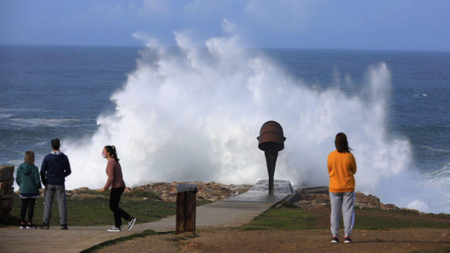 El temporal en el mar activa la alerta roja en A Coruña y deja olas de nueve metros