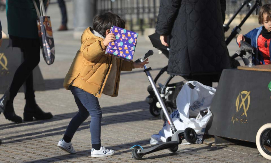 Una soleada mañana permite a los más pequeños disfrutar de los regalos de Reyes en parques y plazas