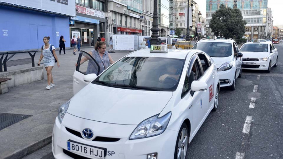 Los taxistas coruñeses exigen más vigilancia ante la llegada de Uber a la ciudad