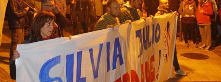 Medio centenar de personas piden la libertad de los arrestados ante el edificio de la Xunta en Ferrol