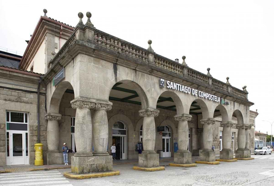 La explosión del cableado en la estación de Santiago obliga a trasladar a 54 viajeros por carretera hasta A Coruña