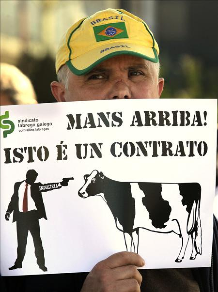 Medio centenar de ganaderos protestan contra los recortes en los precios de la leche