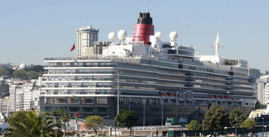 El “Queen Elizabeth” trae a la ciudad a más de dos mil personas