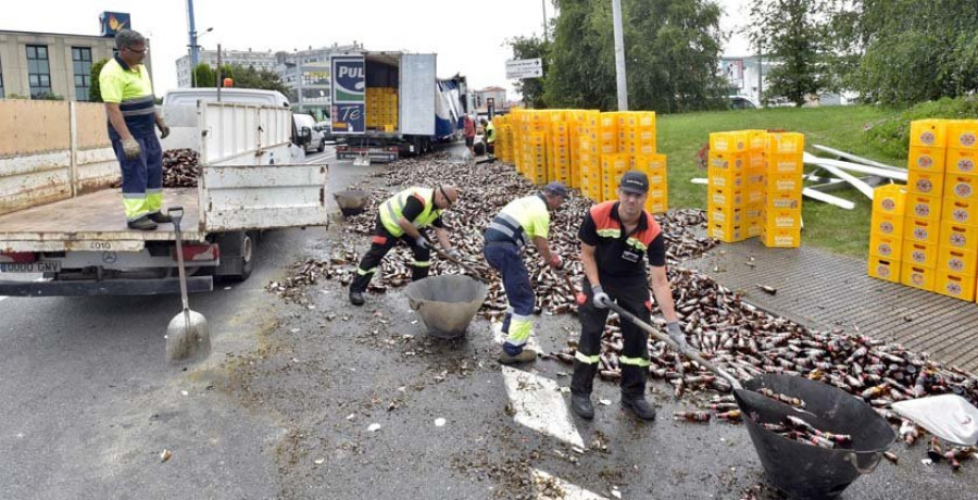 Un camión pierde su carga de más ocho toneladas de cerveza en A Grela