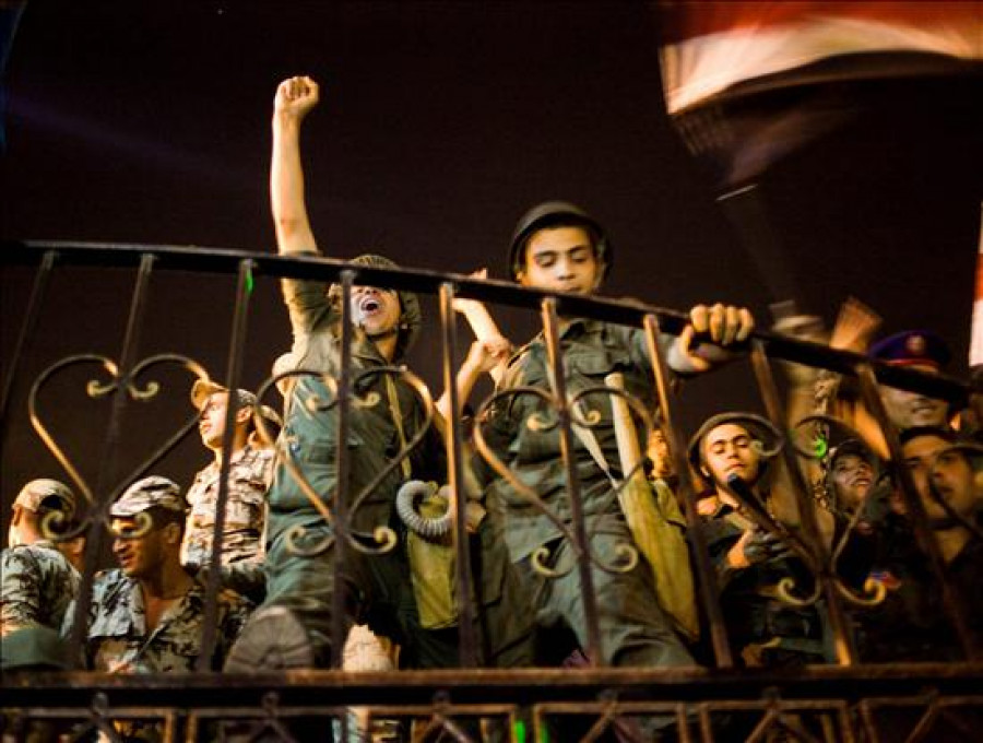 Al menos una decena de muertos en los enfrentamientos en Egipto tras el golpe