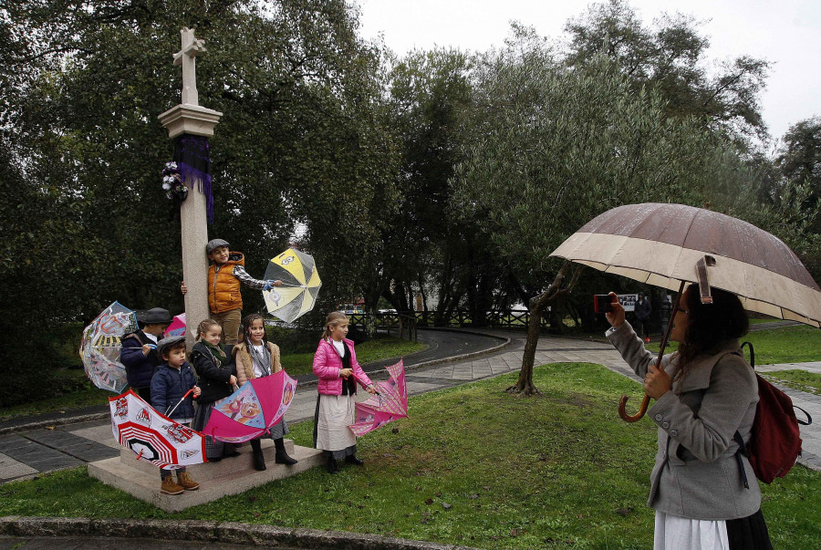 Arteixo “desautoriza” a la borrasca y se echa a la calle para vivir  su Feira Histórica 1900