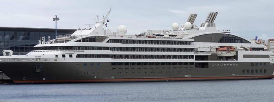 El crucero "Mein Schiff III" hace escala en A Coruña en su viaje inaugural