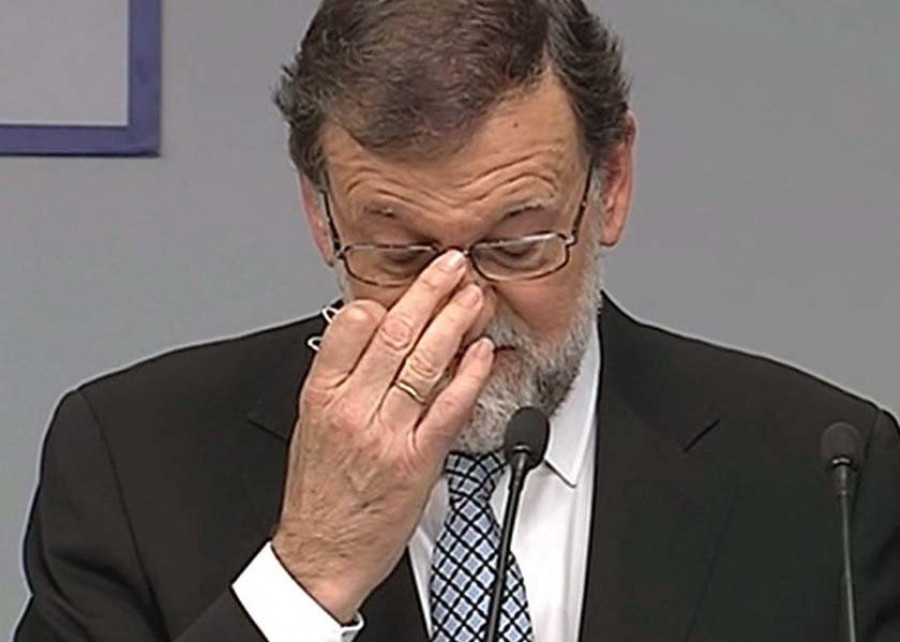 Sáenz de Santamaría y demás exministros arropan a Rajoy tras la muerte de su hermana