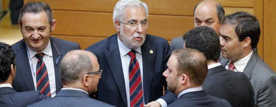 El Parlamento vive de nuevo una tensa sesión de la que  fue expulsada una diputada de AGE