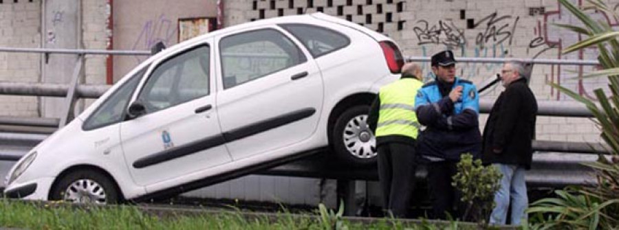 Un joven que conducía sin carné provoca un accidente con tres heridos en el acceso al Puerto