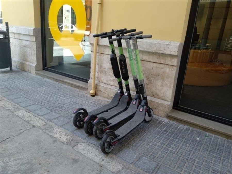 Una joven se estrella contra un coche aparcado en A Gaiteira cuando conducía un patinete eléctrico