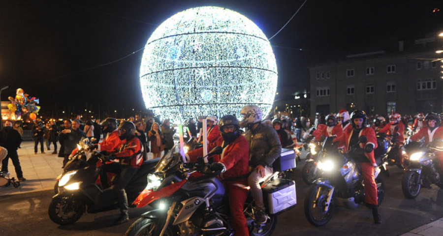 Papá Noel cambia renos por motos  para vestir de rojo  A Coruña y su  área metropolitana