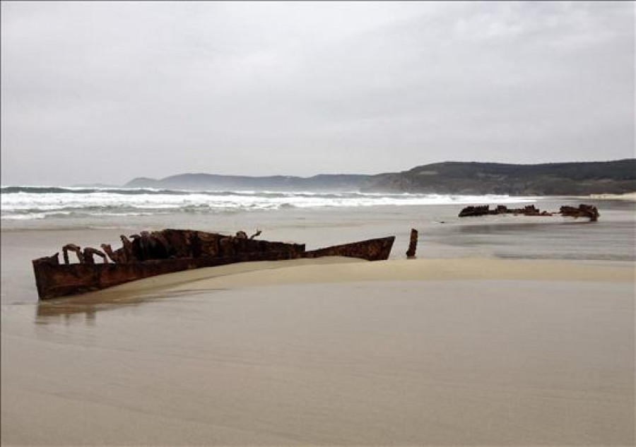 El barco hundido en una playa de Fisterra seguirá en ella cubierto de arena