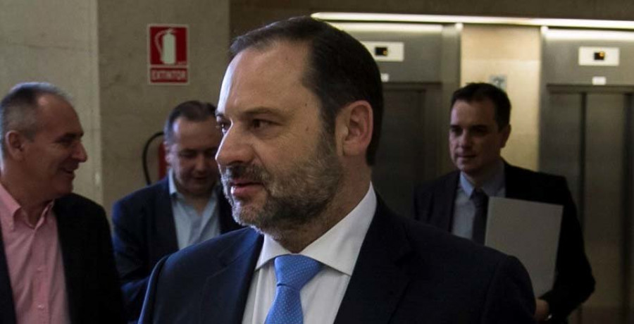 Ábalos asegura que entiende que haya quejas pero reitera que “se impondrá el impuesto a la banca”