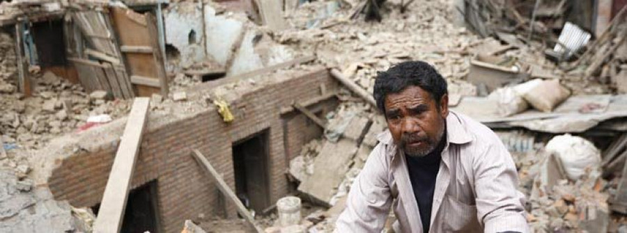 Los montañeros españoles salen de Nepal tras vivir su propio terremoto