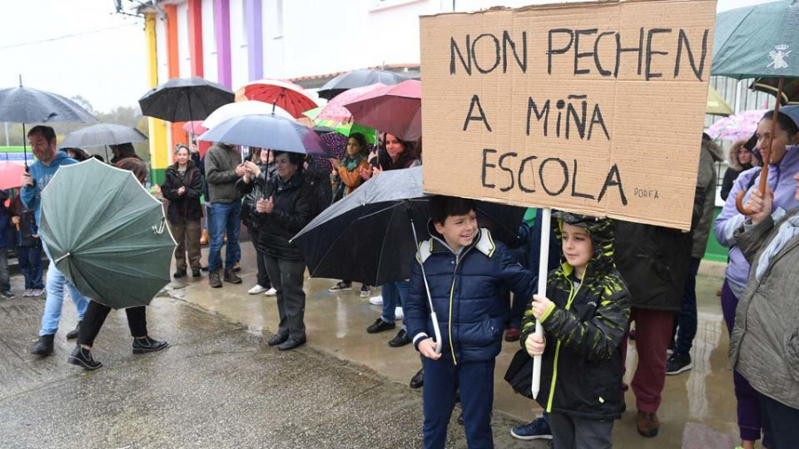Los padres de Carnoedo protestan por el cierre de su escuela unitaria