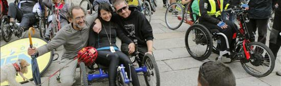 Peregrinos discapacitados llegan al Obradoiro en bicicletas adaptadas