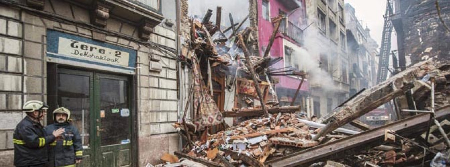 Un incendio en Bermeo destruye cinco edificios y deja sin vivienda a 35 familias