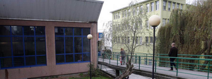 El Instituto Agra do Orzán critica la prohibición de usar su piscina