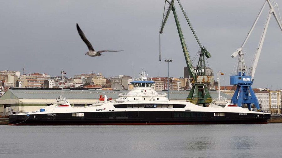 El mal tiempo obliga a refugiarse  en el puerto coruñés a varios barcos