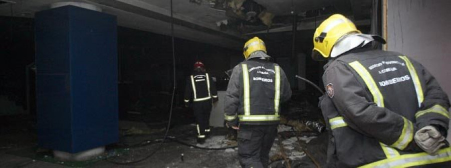 CAMBRE - Un incendio arrasa el interior de la antigua discoteca  El Bosque de Cecebre