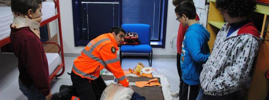 Niños bomberos y Policía Infantil antes de Carnaval