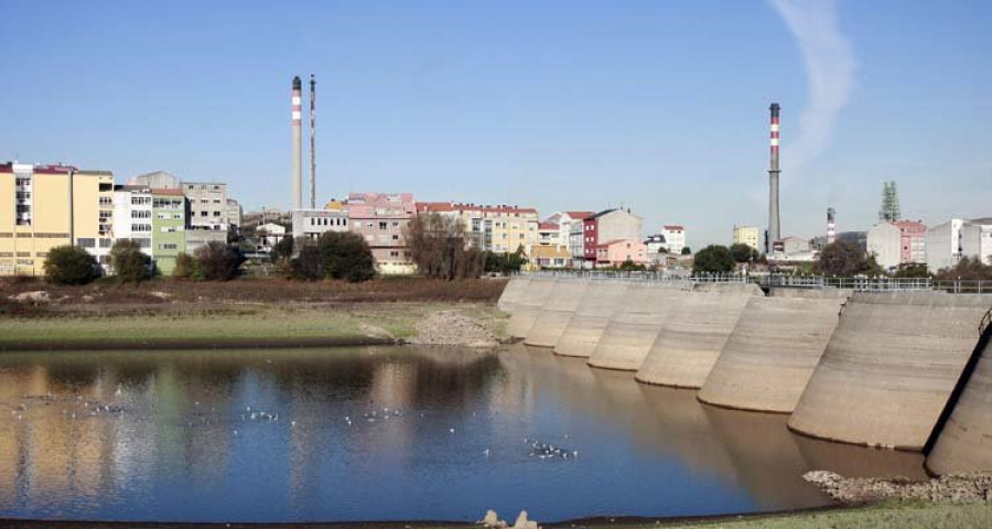 Rescatan a un hombre que se había caído al agua en el embalse de Meicende, en Arteixo