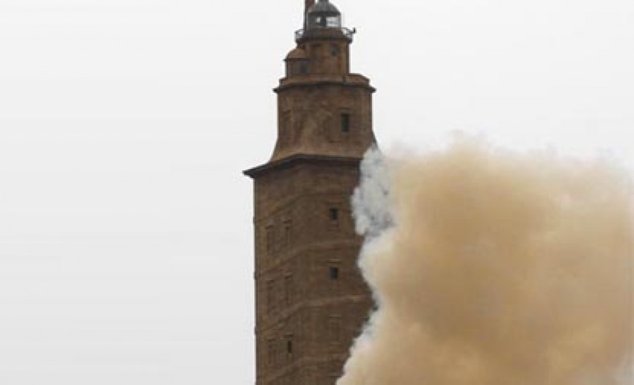 La intensa humareda provocada por un fuego a los pies de la Torre crea la alarma entre los vecinos