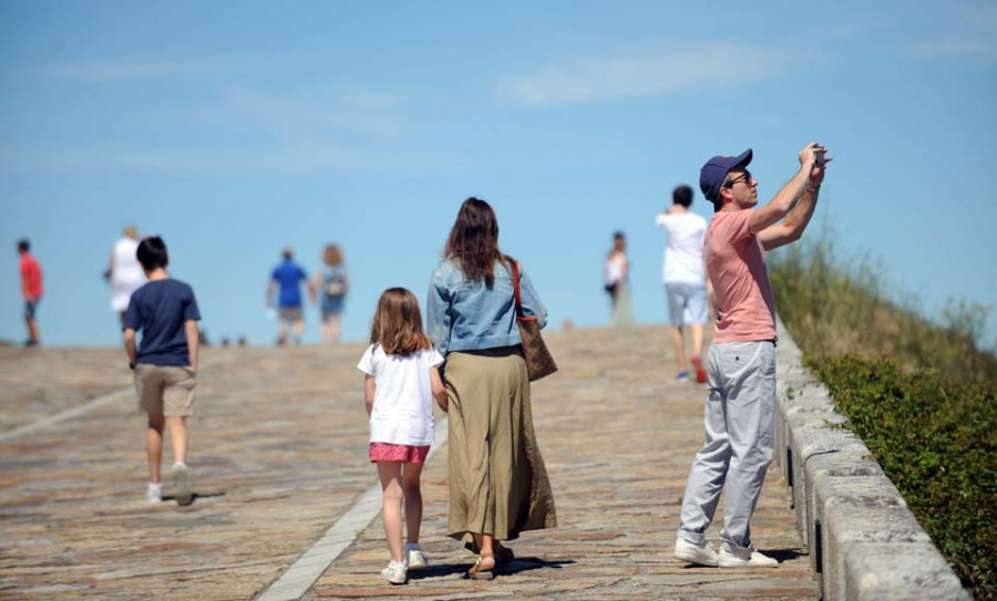 La Torre de Hércules reabre sus puertas rozando el lleno en todos sus turnos de visita