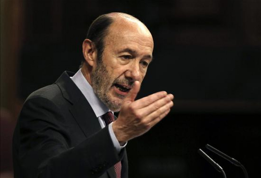 Rubalcaba envía a Rajoy su propuesta de pacto con nueve puntos de discusión