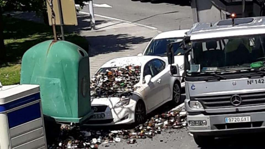 Un avería en un contenedor arroja una lluvia de botellas sobre un coche en Matogrande