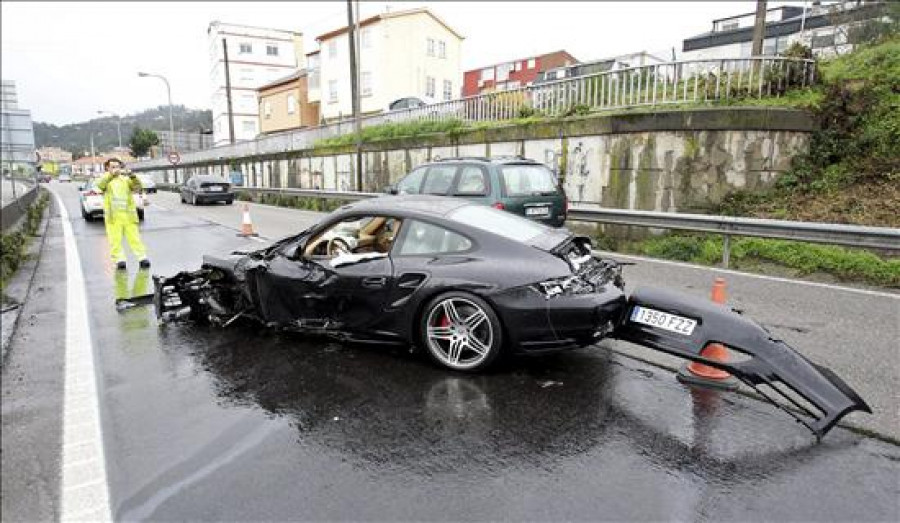 Herido el conductor de un Porsche en un accidente en la salida de la AP-9 en Vigo